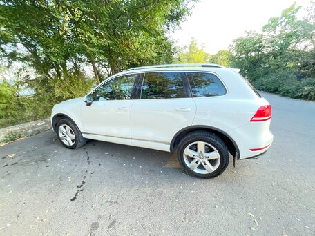 2013 Volkswagen Touareg II, белый, вид 5