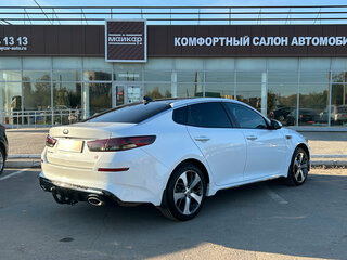 2019 Kia Optima IV Рестайлинг, белый, 2075000 рублей, вид 4