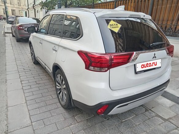 2021 Mitsubishi Outlander III Рестайлинг 3, белый - вид 4