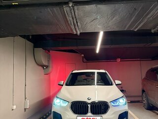 2021 BMW X1 20i xDrive II (F48) Рестайлинг, белый, 4600000 рублей, вид 2