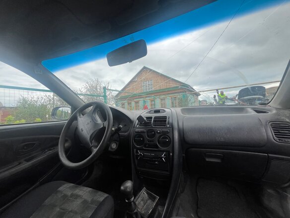 1998 Mitsubishi Carisma I, серый, 125000 рублей - вид 5