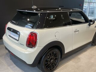 2021 Mini Hatch Cooper III (F55/F56) Рестайлинг, белый, 2600000 рублей, вид 5