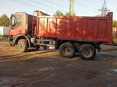 2011 Iveco Trakker, красный, 3800000 рублей, вид 2