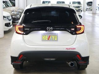 2020 Toyota Yaris IV, белый, 1100000 рублей, вид 4