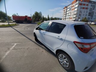 2019 Toyota Vitz III (XP130) Рестайлинг, белый, 1035000 рублей, вид 3