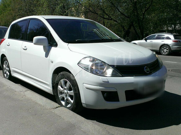2011 Nissan Tiida I Рестайлинг, белый - вид 1