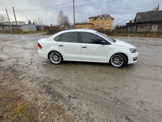 2017 Volkswagen Polo V Рестайлинг, белый, 1300000 рублей, вид 4