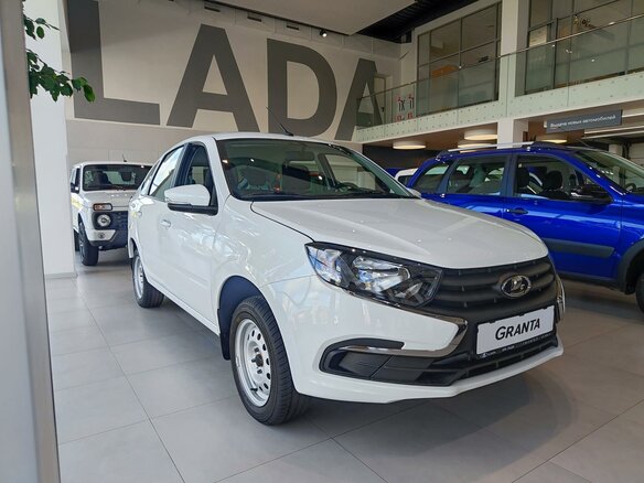 2026 Lada (ВАЗ) Granta I Рестайлинг, белый, 1037000 рублей - вид 2