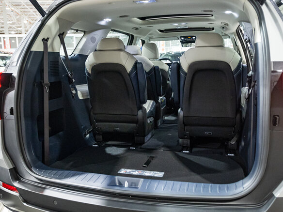 2026 Kia Carnival IV Рестайлинг, серый, 7250000 рублей - вид 5