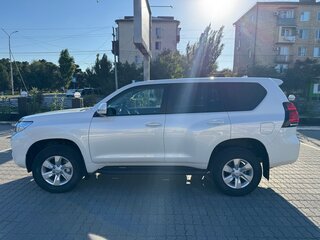 2018 Toyota Land Cruiser Prado 150 Series Рестайлинг 2, белый, 4990000 рублей, вид 4