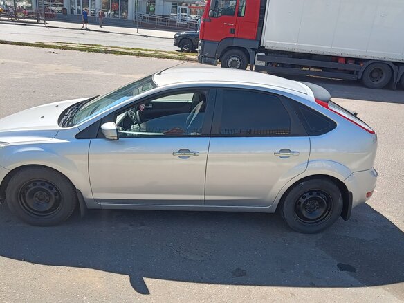 2010 Ford Focus II Рестайлинг, серебристый, 570000 рублей - вид 1