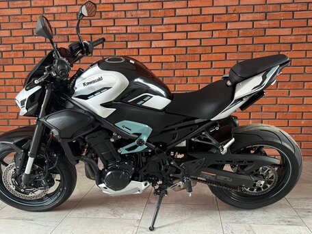 2025 Kawasaki Z 900RS, серебристый, 1050650 рублей, вид 3