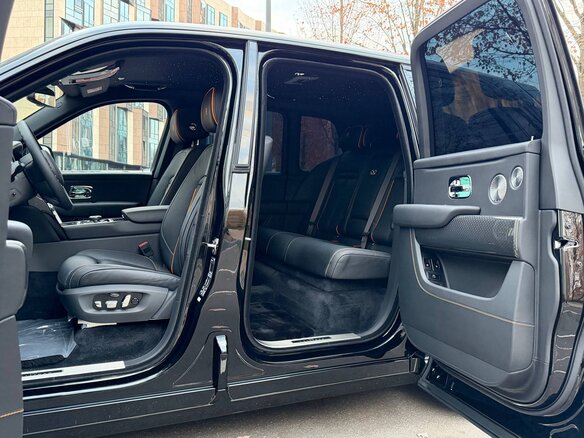 2026 Rolls-Royce Cullinan Black Badge I Рестайлинг (Series II), чёрный, 59850000 рублей - вид 15