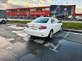 2013 Toyota Corolla X (E140, E150) Рестайлинг, белый, 900000 рублей, вид 4