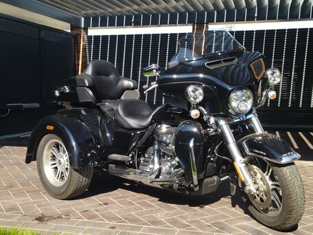 2018 Harley-Davidson CVO Tri Glide, чёрный, 3300000 рублей, вид 2