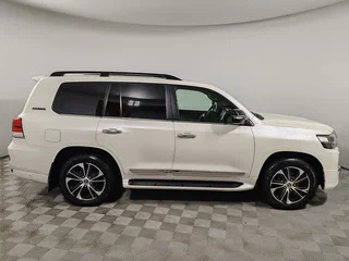 2020 Toyota Land Cruiser 200 Series Рестайлинг 2, белый, 4999000 рублей, вид 4