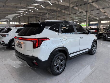 2023 Kia Seltos I Рестайлинг, чёрный, 1600000 рублей, вид 4