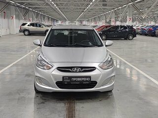 2013 Hyundai Solaris I, серебристый, 715000 рублей, вид 2