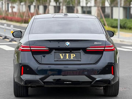 2026 BMW 5 серии 525i VIII (G60/G61/G68), чёрный, 5473466 рублей, вид 4