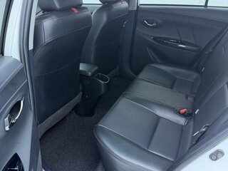 2022 Toyota Yaris L X XP150 Рестайлинг, белый, 1365000 рублей, вид 4