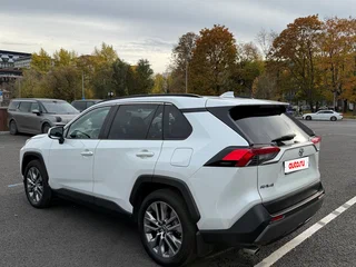 2021 Toyota RAV4 V (XA50), белый, 3450000 рублей, вид 4