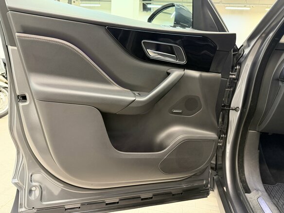 2017 Jaguar F-Pace I, серый, 2390000 рублей - вид 12