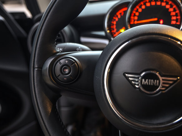 2019 Mini Hatch Cooper III (F55/F56) Рестайлинг, чёрный, 2263777 рублей - вид 12