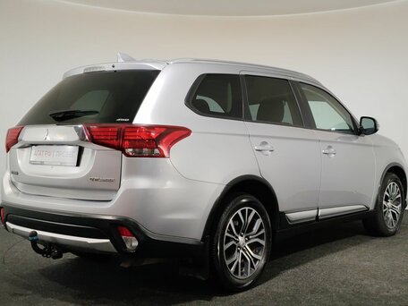 2017 Mitsubishi Outlander III Рестайлинг 2, серебристый, 1600000 рублей, вид 5