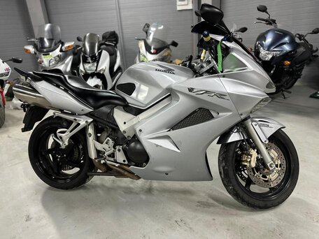 2006 Honda VFR 800, серебристый, 445000 рублей, вид 1