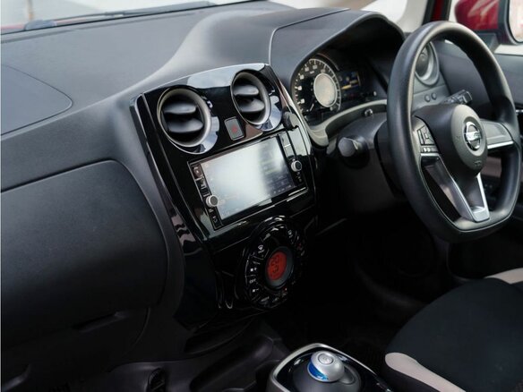 2018 Nissan Note e-Power II Рестайлинг, красный, 1155000 рублей - вид 22
