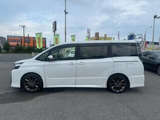 2016 Toyota Voxy III (R80), белый, 1385008 рублей, вид 3