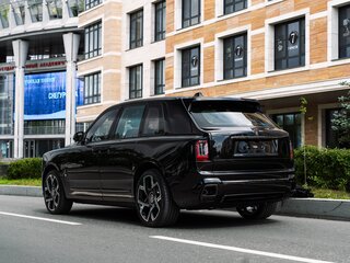 2026 Rolls-Royce Cullinan Black Badge I Рестайлинг (Series II), чёрный, 66500000 рублей, вид 3
