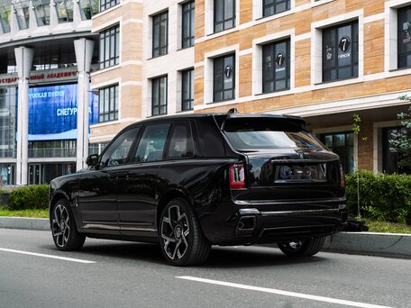2026 Rolls-Royce Cullinan Black Badge I Рестайлинг (Series II), чёрный, 66500000 рублей, вид 3