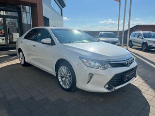 2015 Toyota Camry VII (XV50) Рестайлинг, белый, 1830000 рублей, вид 3