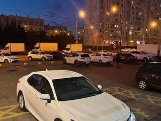 2021 Toyota Camry VIII (XV70) Рестайлинг, белый, 2050000 рублей, вид 3
