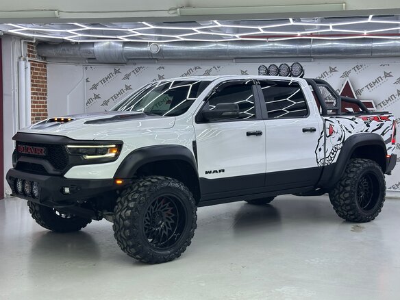 2023 Ram 1500 Crew Cab TRX V, белый - вид 2