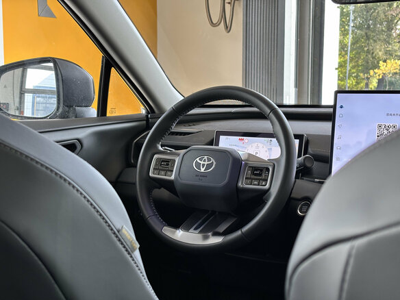 2026 Toyota RAV4 VI (XA60), чёрный, 4400000 рублей - вид 15