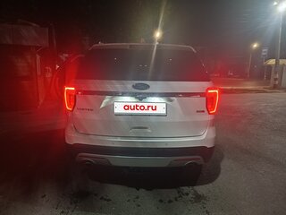 2015 Ford Explorer V Рестайлинг, белый, 2200000 рублей, вид 5