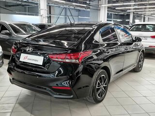 2017 Hyundai Solaris II, чёрный, 952000 рублей, вид 3
