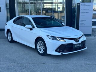 2020 Toyota Camry VIII (XV70), белый, 2480000 рублей, вид 3