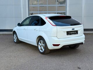 2010 Ford Focus II Рестайлинг, белый, 408000 рублей, вид 3