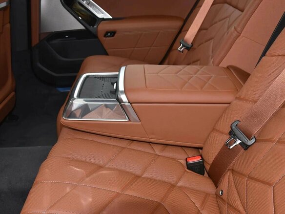 2025 BMW 7 серии 740i xDrive VII (G70), серебристый, 16780000 рублей - вид 24