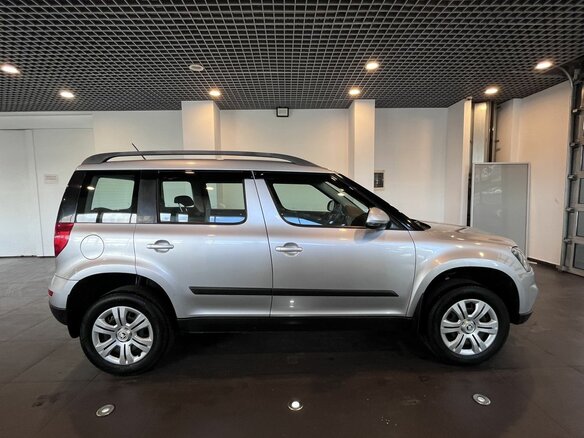 2015 Skoda Yeti I Рестайлинг, серебристый - вид 2
