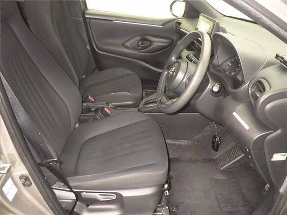 2022 Toyota Yaris IV, серебристый, 765000 рублей - вид 13