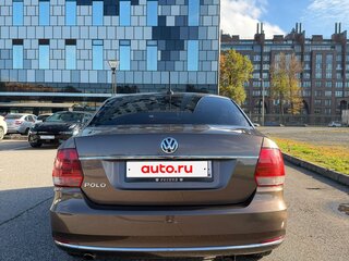 2017 Volkswagen Polo V Рестайлинг, коричневый, 1150000 рублей, вид 3