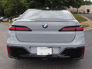 2026 BMW 7 серии 740 xDrive VII (G70) Рестайлинг, серебристый, 17067184 рублей, вид 5