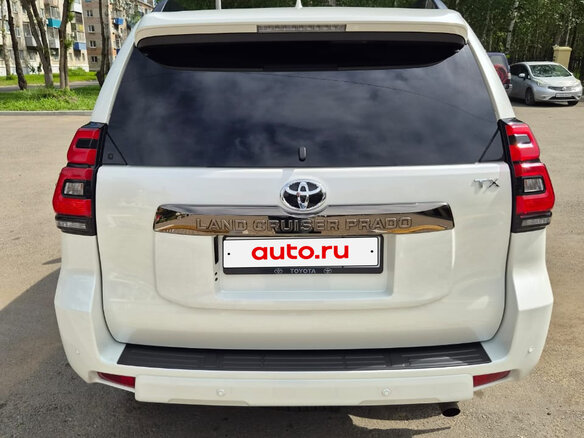 2022 Toyota Land Cruiser Prado 150 Series Рестайлинг 3, белый, 6350000 рублей - вид 2
