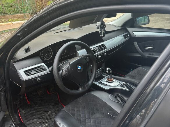 2009 BMW 5 серии 520i V (E60/E61) Рестайлинг, чёрный, 1000000 рублей - вид 12