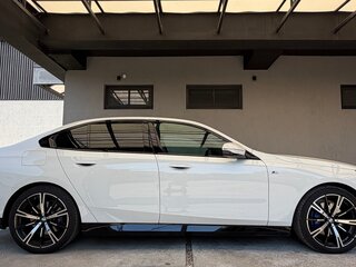 2024 BMW 5 серии 530i xDrive VIII (G60/G61/G68), белый, 7750000 рублей, вид 4