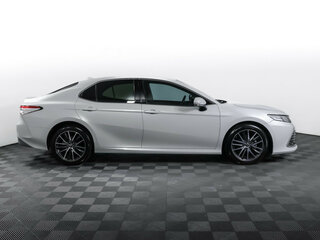 2021 Toyota Camry VIII (XV70) Рестайлинг, белый, 3189000 рублей, вид 4